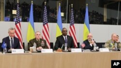 Dari kiri: Sekjen NATO Jens Stoltenberg, Jenderal AS Mark Milley, Menteri Pertahanan AS Lloyd Austin, Menteri Pertahanan Ukraina Oleksii Reznikov dan pejabat militer Ukraina Letjen Yevhen Moisiuk melakukan pertemuan di Brussel, Belgia, Selasa 14 Februari 2023.