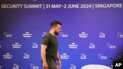 乌克兰总统泽连斯基在新加坡举办的香格里拉对话会议期间前去出席一个记者会。（2024年6月2日）