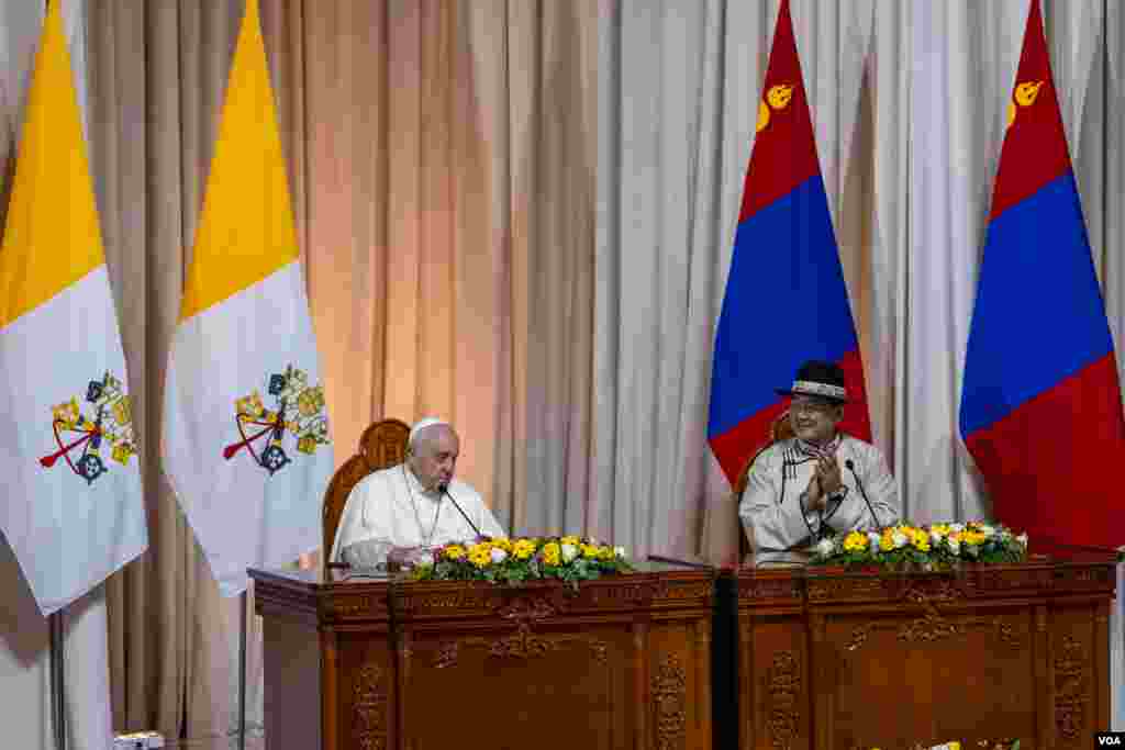 2023 年 9 月 2 日,教宗和总统呼日勒苏赫·乌赫纳在蒙古乌兰巴托政府宫向政府领导人和外交官发表讲话。