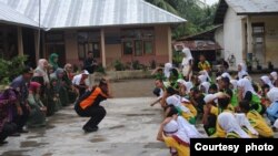 Anak-anak sekolah di Kota Padang diajak berlatih menghadapi gempa dan tsunami oleh KOGAMI (Courtesy KOGAMI)
