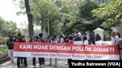 Para pedemo menggelar aksi tolak politik dinasti di Solo, Jawa Tengah, Senin, 16 Oktober 2023. (Foto: Yudha Satriawan/VOA)