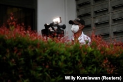 Seorang kameramen sedang meliput di Bandara Halim Perdanakusuma di Jakarta, 15 Februari 2020. (Foto: REUTERS/Willy Kurniawan)