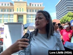 អ្នកស្រី អ៊ូ ទេពផល្លីន ប្រធាន​នៃសហព័ន្ធ​សហជីព​ចំណី​អាហារ និង​សេវាកម្ម​នៅ​កម្ពុជា​ផ្តល់​បទសម្ភាសន៍​ដល់​អ្នកសារព័ត៌មាន​នៅ​ខាងមុខ​សាលាដំបូង​រាជធានី​ភ្នំពេញ នៅ​ថ្ងៃទី២៨ ខែកុម្ភៈ ឆ្នាំ២០២៣។ (លាស់ លីបលីប/វីអូអេ)