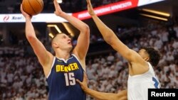 Duel Nikole Jokića i Karla Entonija Taunsa (Foto: Bruce Kluckhohn-USA TODAY Sports)