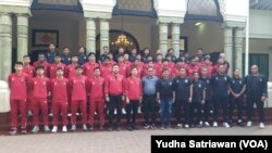 Rombongan TC Timnas U17 (kaos merah), pelatih dan pengurus PSSI (kaos hitam) foto bersama Wali Kota Solo, Gibran Rakabuming (tengah depan- jaket merah) di Solo, Senin (14/8). (Foto: VOA/ Yudha Satriawan)