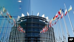 ទង់ជាតិ​បណ្តាប្រទេស​សហភាពអឺរ៉ុប​នៅខាងមុខសភាអឺរ៉ុបកាលពីថ្ងៃទី​២៣ មេសា ឆ្នាំ២០២៤ ទីក្រុង​ Strasbourg។