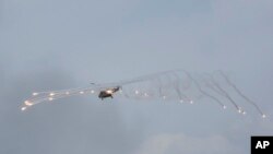 Helikopter Surion tentara Korea Selatan menembakkan suar selama latihan militer bersama Korea Selatan-AS di Seungjin Fire Training Field di Pocheon, Korea Selatan, Kamis, 25 Mei 2023. (Foto: AP)