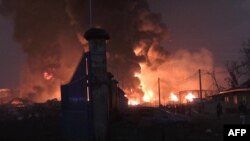 Moto ukiwaka katika ghala kubwa ya mafuta iliyopo katika mji wa Conakry nchini Guinea. Picha na STRINGER / AFP