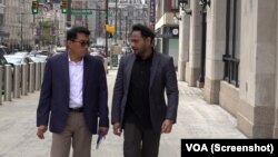 Atase Polisi KBRI Washington DC Brigjen Pol Oktavianus Marthin (kiri) dan Sekretaris Konsul KJRI New York Wanry Wabang mendatangi Kepolisian Philadelphia, Jumat, 9 Agustus 2024. (Foto: tangkapan layar/VOA)