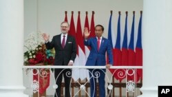 Perdana Menteri Ceko Petr Fialpara a (kiri) dan Presiden Indonesia Joko Widodo (kanan), melambaikan tangannya ke arah awak media di Istana Kepresidenan Bogor, Jawa Barat, Selasa, 18 April 2023.(AP/Achmad Ibrahim)
