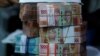 FILE: Tumpukan uang kertas rupiah di salah satu kantor penukaran mata uang (money changer) di Jakarta, 14 Oktober 2022. (REUTERS/Willy Kurniawan)