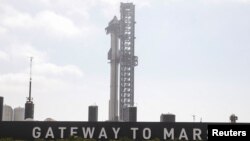 Pesawat ruang angkasa Starship generasi berikutnya SpaceX di atas roket Super Heavy bersiap untuk peluncuran ketiga dari landasan peluncuran perusahaan Boca Chica dalam uji terbang tanpa awak, dekat Brownsville, Texas, AS, 13 Maret 2024. (REUTERS/Joe Skipper)