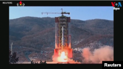 Layar TV menunjukkan gambar peluncuran roket Korea Utara yang gagal, selama program berita di Stasiun Kereta Api Seoul di Seoul, Korea Selatan, Rabu, 31 Mei 2023. 