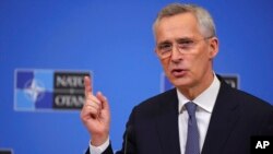 Sekjen NATO Jens Stoltenberg memberikan konferensi pers di markas NATO di Brussel, Belgia, Senin (13/2). 