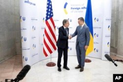 Menteri Luar Negeri Ukraina Dmytro Kuleba, kanan, dan Menteri Luar Negeri AS Antony Blinken, memberikan pernyataan kepada media jelang pertemuan mereka di Kementerian Luar Negeri, di Kyiv, Ukraina, Rabu, 6 September 2023. (Foto: via AP )