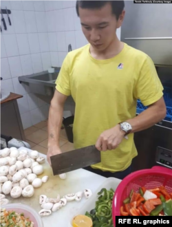 2022年10月艾尔辛·艾尔金乌里在马德里的一家餐厅工作