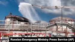 俄罗斯克拉斯诺达尔边疆区的消防队员在扑灭一座油库的大火。（2023年5月3日）