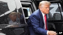 អតីត​ប្រធានាធិបតី​អាមេរិក លោក Donald Trump រៀប​ឡើង​យន្តហោះ​នៅ​អាកាសយានដា្ឋន Ronald Reagan Washington National Airport ក្រោយ​បង្ហាញ​ខ្លួន​នៅ​តុលាការ​មួយ​នៅ​រដ្ឋធានី​វ៉ាស៊ីនតោន កាល​ពី​ថ្ងៃ​ទី​៣ ខែ​សីហា ឆ្នាំ​២០២៣។