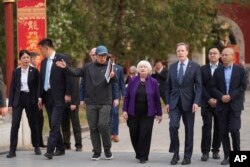 Menteri Keuangan AS Janet Yellen (tengah) dan Duta Besar AS untuk China, Nicholas Burns (kanan tengah), mengunjungi lokasi Guozijian Imperial College di Beijing, China, Senin, 8 April 2024. (AP/Tatan Syuflana, Pool)
