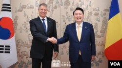 23일 윤석열 한국 대통령과 클라우스 베르네르 요하니스 루마니아 대통령이 용산 대통령실에서 기념촬영을 했다. 사진 = 한국 대통령실