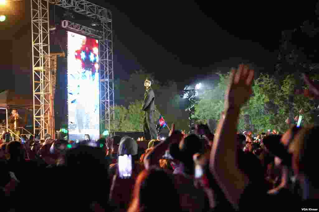 លោក វណ្ណដាសម្តែង​​​ក្នុង​មហោស្រព​ Sabaidee Fest ក្រុង Chino រដ្ឋ​កាលីហ្វ័រញ៉ា ថ្ងៃទី​១៥ មិថុនា ឆ្នាំ២០២៤។(ចាប ចិត្រា/VOA Khmer)