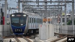 ILUSTRASI - Kereta MRT jurusan Bundaran HI memasuki stasiun Blok M di Jakarta, 19 Februari 2020. (ADEK BERRY/AFP)