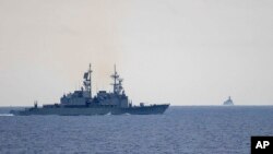 Kapal perusak berpeluru kendali Taiwan Ma Kong DDG1805 (kiri), memantau kapal perusak berpeluru kendali China Xi'an DDG15 (kanan), di dekat Taiwan, Kamis, 23 Mei 2024. (Kementerian Pertahanan Nasional Taiwan via AP)