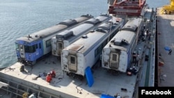 ទិដ្ឋភាព​នៃ​ការ​ដឹកជញ្ជូន​រថភ្លើងល្បឿនលឿនដែលក្រុមហ៊ុន Royal Railway Cambodia បានទិញពីប្រទេសជប៉ុន។ (Facebook / Royal Railway Cambodia)