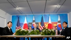 资料照：美国总统拜登，日本首相岸田文雄和韩国总统尹锡悦（左）在马德里举行的北约峰会期间会谈。（2022年6月29日）