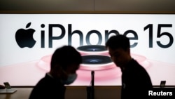 Apple iPhone 15 resmi mulai dijual di seluruh China di Apple Store di Shanghai, China, 22 September 2023. (Foto: REUTERS/Aly Song)