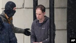 ARHIVA - Novinar Vol strit žurnala Evan Gerškovič tokom izlaska iz sudnice u Moskvi, 26. januara 2024.