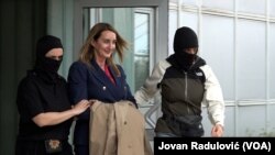 Privođenje Jelene Perović (Foto: Jovan Radulović/VOA)