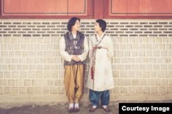 Kim Yong-min dan rekannya, So Seong-wook, berpose dengan pakaian tradisional Korea. (Sumber: Kim Yong-min)