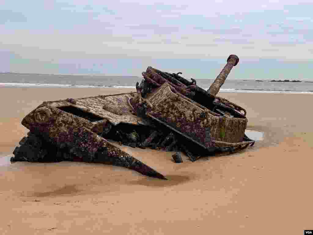 At low tide, an old tank is uncovered on a beach in Kinmen. (Elizabeth Lee/VOA)