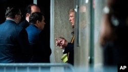Presiden-terpilih Donald Trump, yang saat itu belum mencalonkan diri, berbicara dengan pengacaranya Todd Blanche di luar gedung Pengadilan Pidana Manhattan, di New York, 29 Mei 2024. (Foto: Jabin Botsford/The Washington Post via AP Pool).
