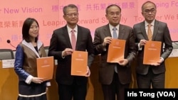 陈茂波(左二)2月22日下午在政府总部就新公布的财政预算案召开记者会,回应传媒提问 (美国之音/汤惠芸)