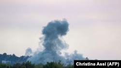 Asap membubung dari desa Alma al-Shaab yang diserang oleh roket Israel di perbatasan Lebanon, Jumat, 13 Oktober 2023. Menurut militer Israel, serangan itu terjadi setelah ledakan di pagar perbatasan. Satu jurnalis Reuters tewas dalam serangan itu (Foto: Christina Assi/AFP)