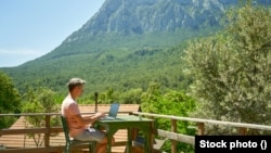 Anketa među 2.000 zaposlenih Amerikanaca otkrila je da je 29% iskoristilo svoja putovanja na odmor kao priliku da rade na daljinu, a da nisu rekli svom šefu.