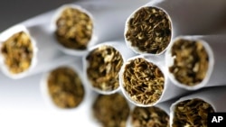 This Dec. 17, 2019 photo shows a group of cigarettes in New York. About 14% of U.S adults were cigarette smokers last year, for the third year in a row. Meanwhile, the adult vaping rate still appears to be rising, according to a new government report. (Foto: AP/Patrick Sison)