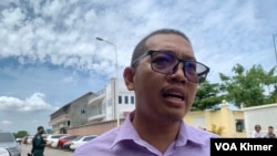 ប្រធានស្តីទីសមាគមសម្ព័ន្ធនិស្សិតបញ្ញវន្តខ្មែរ លោក យឹម លាងហ៊ី ផ្តល់សម្ភាសន៍នៅមុខតុលាការភ្នំពេញ នៅថ្ងៃទី២០មិថុនាឆ្នាំ២០២៤។(លាស់ លីបលីប/វីអូអេ)