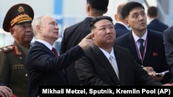 Predsednik Rusije Vladimir Putin i severnokorejski lider Kim Džong Un posmatraju lansirnu rampu u tokom posete kosmodromu Vostočni, na dalekom istoku Rusije, 13. septembra 2023.