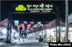 សកម្មភាពភ្ញៀវទេសចរណ៍អន្តរជាតិដើរទិញទំនិញនិងវត្ថុអនុស្សាវរីយ៍ នៅក្នុងផ្សាររាត្រីនៃខេត្តសៀមរាប កាលពីថ្ងៃទី ១១ ខែកុម្ភៈ ឆ្នាំ ២០២៣។ (ធីតា វីន/វីអូអេ)