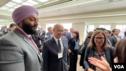 台湾行政院政务委员及经贸谈判办公室总谈判代表邓振中(左2）、美国在台协会主席劳拉·罗森伯格(右1）与美国商务部选择美国投资峰会主任贾希特·辛格参加驻美国台北经济文化代表处举办的“选择美国投资峰会”欢迎酒会。(2023年5月1日，美国之音锺辰芳拍摄）