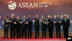 មេដឹកនាំប្រទេសមួយចំនួនដែលជាសមាជិកអាស៊ាននិង​នាយក​រដ្ឋមន្រ្តី​ទីម័រ​ខាងកើត​លោក Xanana Gusmao ថតរូប​ជុំគ្នា​នៅឯកិច្ចប្រជុំកំពូលអាស៊ានលើកទី៤៣ នៅ​ទីក្រុង​ហ្សាការតា ប្រទេស​ឥណ្ឌូណេស៊ី នៅថ្ងៃទី៥ ខែកញ្ញា ឆ្នាំ២០២៣។