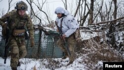 Bohdan, 'Fric', zamenik komandanta jedinice u 79. vazdušno-jurišnoj brigadi, povlači se u zaklon nakon što je pucao na ruske položaje na liniji fronta kod mesta Marinka, 14. februara 2023.