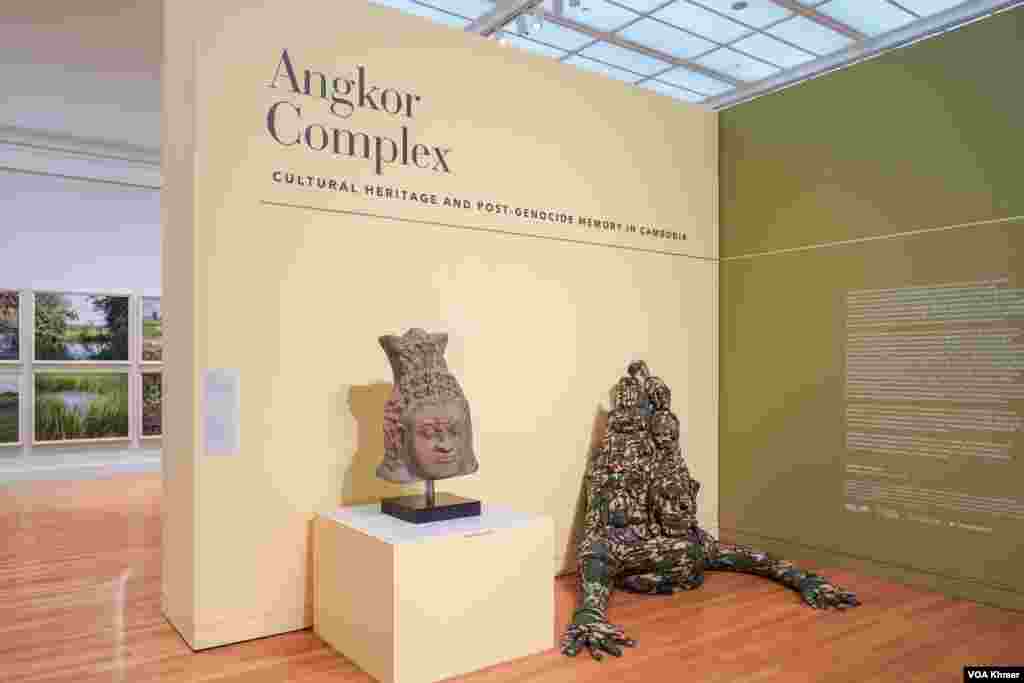 ស្នាដៃសិល្បៈខ្មែរនេះត្រូវបានដាក់តាំងពិព័រណ៍នៅក្នុងវិចិត្រសាលនៃសាកលវិទ្យាល័យ Michigan ក្នុងក្រុង Ann Arbor ថ្ងៃទី ៥ ខែមេសា ឆ្នាំ២០២៤។ (នីណា យ៉េង/វីអូអេ)