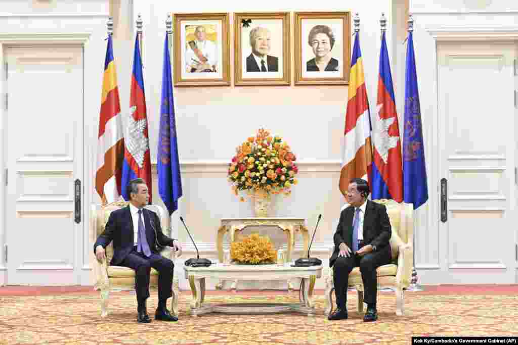 លោក​នាយករដ្ឋមន្ត្រី​ ហ៊ុន សែន (ស្តាំ) ចាប់​ដៃ​ជាមួយ​រដ្ឋមន្ត្រី​ការ​បរទេស​ចិន​លោក Wang Yi (វ៉ាង យី) នៅ​វិមាន​សន្តិភាព ក្នុង​រាជធានី​ភ្នំពេញ កាល​ពី​ថ្ងៃ​អាទិត្យ ទី​១៣ ខែ​សីហា ឆ្នាំ​២០២៣។