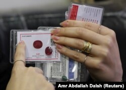 Noha Masoud memperlihatkan batu permata di tokonya di pasar Khan el-Khalili yang digunakan untuk membuat tasbih di tengah bulan Ramadan di distrik al-Hussein, Kairo , Mesir, 23 Maret 2024. (Foto:Amr Abdallah Dalsh/Reuters)
