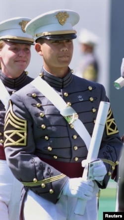 រូបឯកសារ៖ លោក ហ៊ុន ម៉ាណែត កូនប្រុសរបស់លោកនាយករដ្ឋមន្ត្រី ហ៊ុន សែន ទទួលសញ្ញាបត្រពេលបញ្ចប់ការសិក្សានៅរាជបណ្ឌិត្យសភាយោធាអាមេរិក West Point កាលពីថ្ងៃទី ២៩ ខែឧសភា ឆ្នាំ ១៩៩៩។