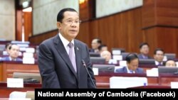 អតីតនាយក​រដ្ឋមន្ត្រី​កម្ពុជា​លោក ហ៊ុន សែន ចូលរួម​សម័យប្រជុំ​រដ្ឋសភា​ជាតិ​ នៅរាជធានីភ្នំពេញ កាលពីថ្ងៃទី១ ខែមេសា ឆ្នាំ២០២៤។ (Facebook / National Assembly of Cambodia)